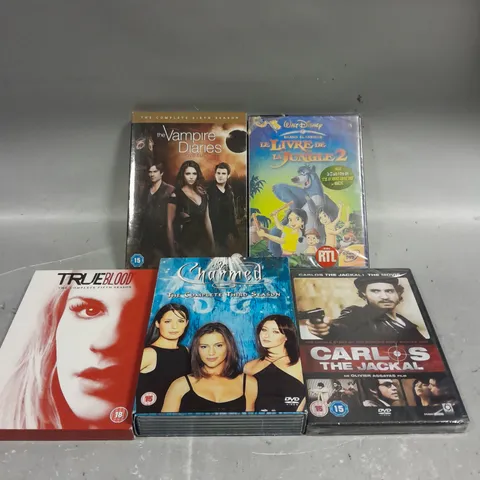 APPROXIMATELY 20 ASSORTED DVD/BLU-RAY FILMS & BOX SETS TO INCLUDE CHARMED, CARLOS THE JACKAL, TRUE BLOOD ETC 