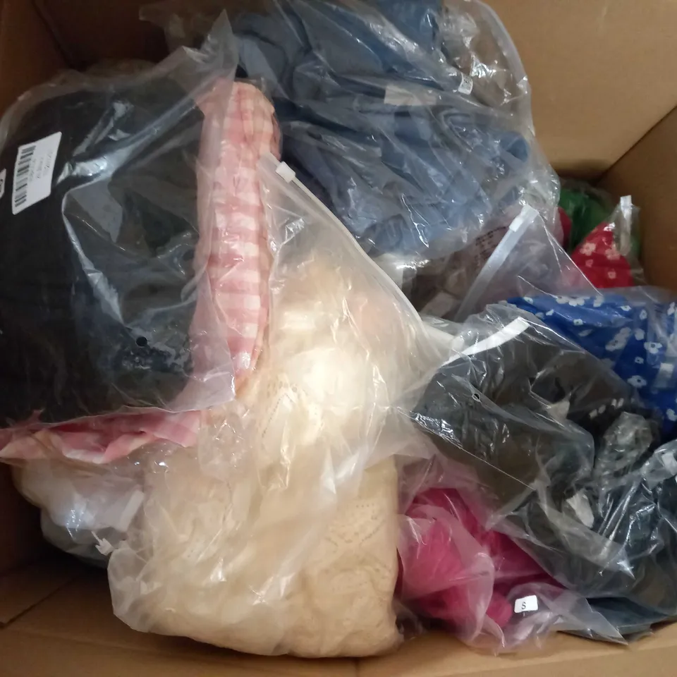 LOT OF APPROX 25 ASSORTED CLOTHING ITEMS VARYING IN SIZE/COLOUR/STYLE TO INCLUDE: TROUSERS, TOPS, DRESSES