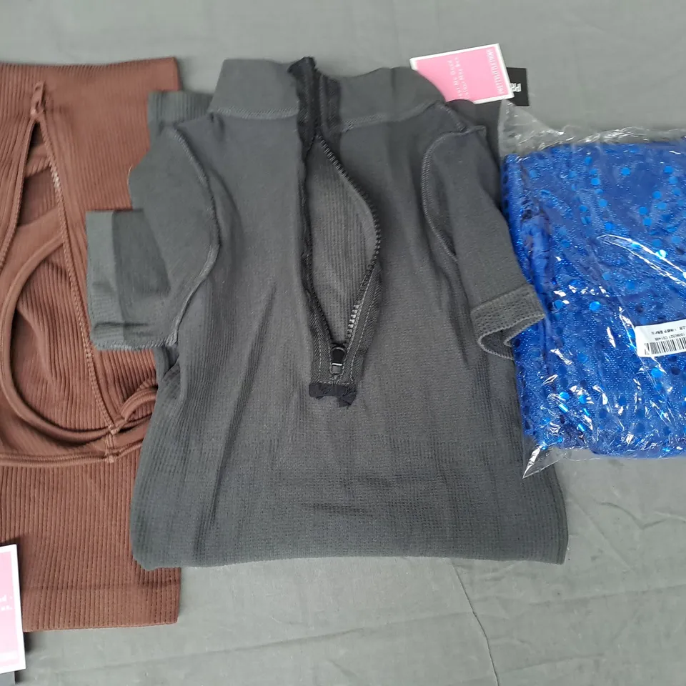 BOX OF APPROXIMATELY 20 ASSORTED CLOTHING & FASHION ITEMS IN VARIOUS STYLES AND SIZES TO INCLUDE PRETTY LITTLE THING, ETC