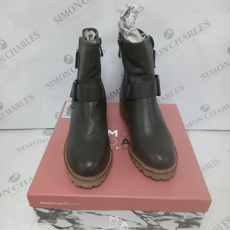 BOXED MODA IN PELLE CORNELIA BIKER BOOTS KHAKI SIZE 5