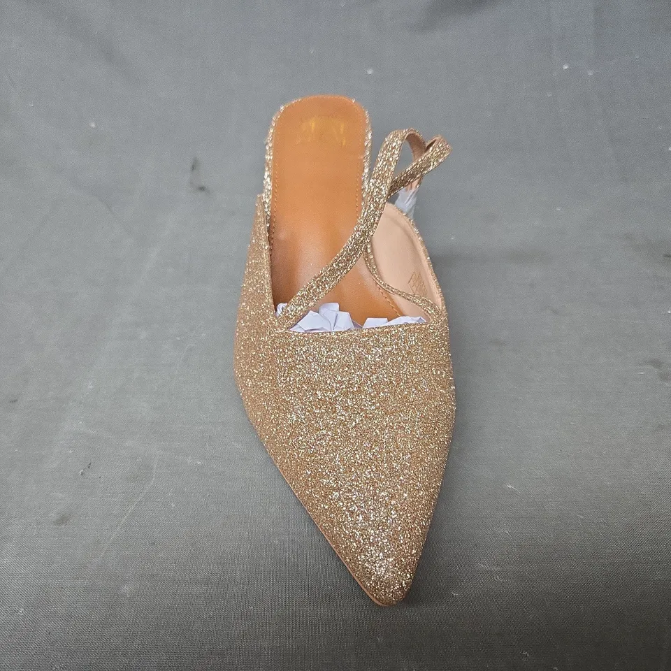 BOXED PAIR OF WHERE'S THAT FROM POINTED TOE HEELED SHOES IN GOLD GLITTER UK SIZE 7