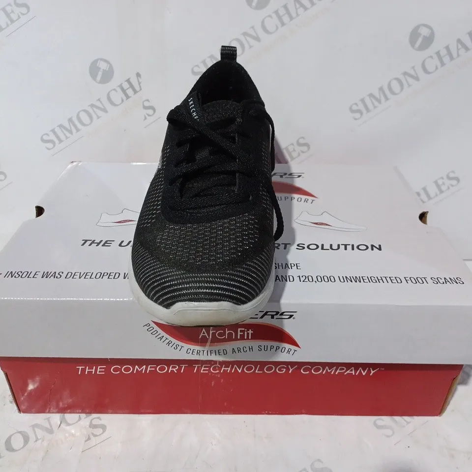 BOXED PAIR OF SKECHERS ARCH FIT TRAINERS IN BLACK SIZE 6