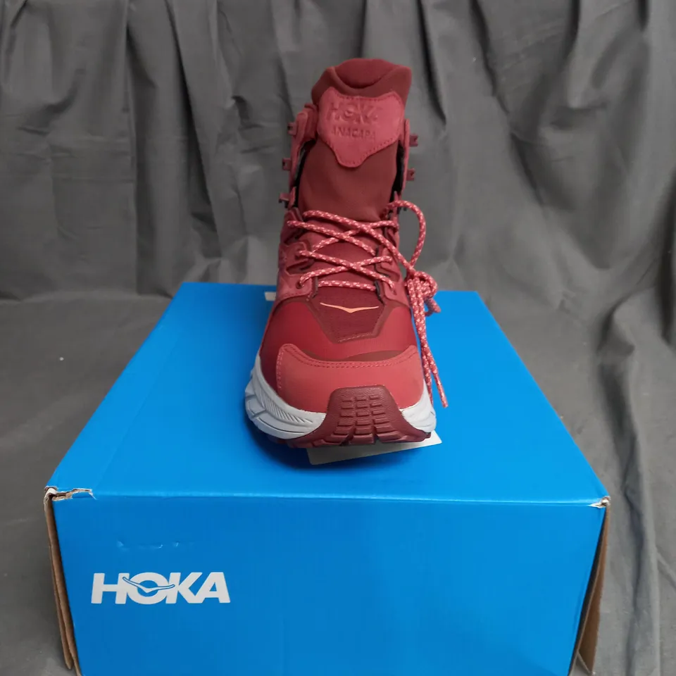 BOXED PAIR OF HOKA WOMEN'S ANACAPA MID GTX - HOT SAUCE / CHERRY MAHOGANY BOOTS SIZE 8