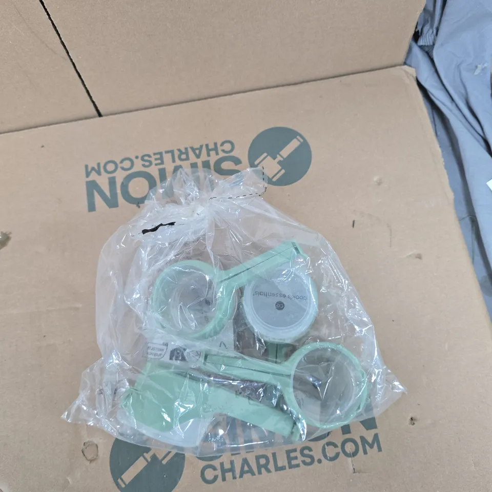 BOX OF APPROXIMATELY 12 ASSORTED ITEMS TO INCLUDE: POUR AND STORE BAG CLIPS 