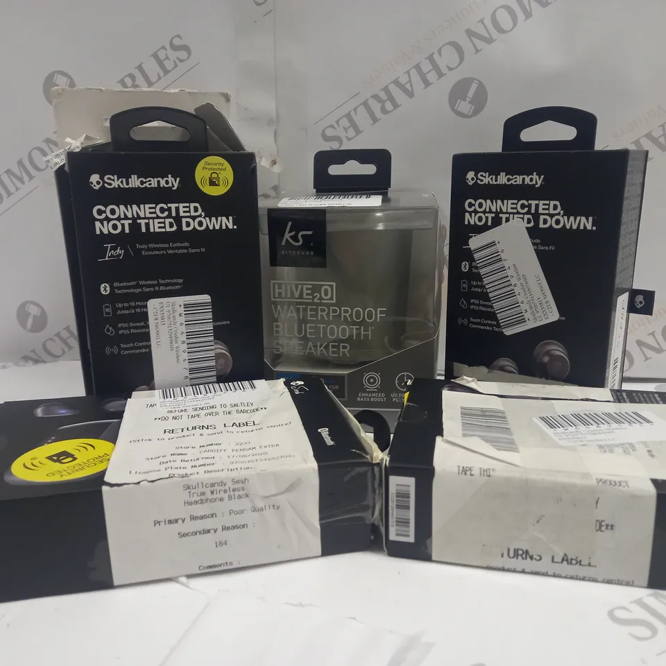 APPROXIMATELY 6 ELECTRICAL ITEMS TO INCLUDE SKULLCANDY EARBUDS, KITSOUND HIVEH20 BLUETOOTH SPEAKER, ETC