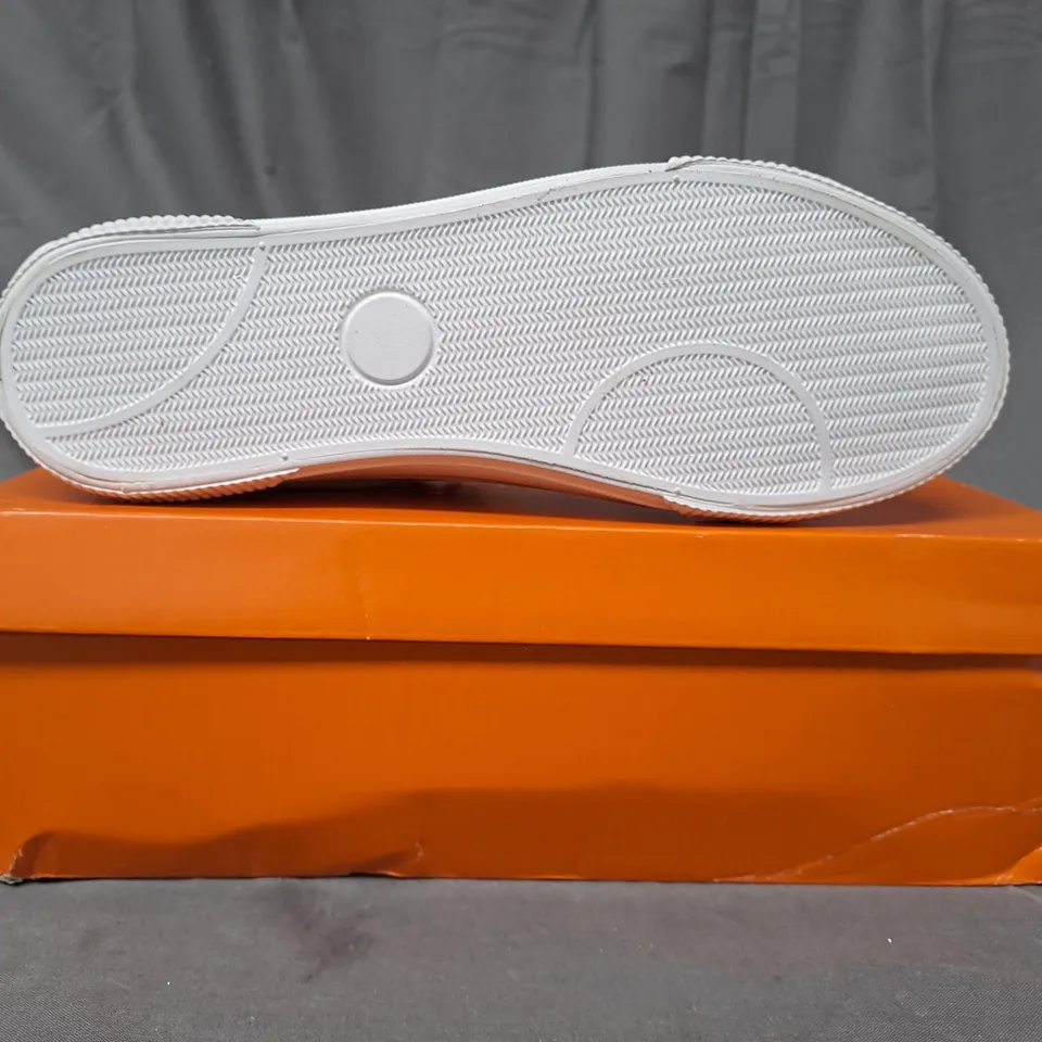 BOXED PAIR OF ROCKET DOG SHOES IN WHITE UK SIZE 6