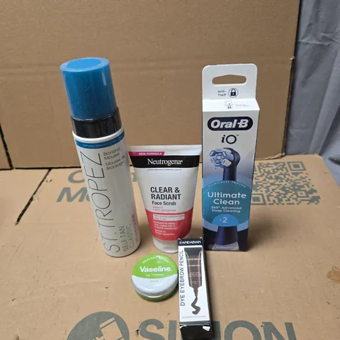 TOTE OF APPROXIMATELY 20 ASSORTED COSMETIC ITEMS TO INCLUDE ORAL B, NEUTROGENA FACE SCRUB, EYEBROW PENCIL, VASELINE, ST TROPEZ BRONZING MOUSSE ETC