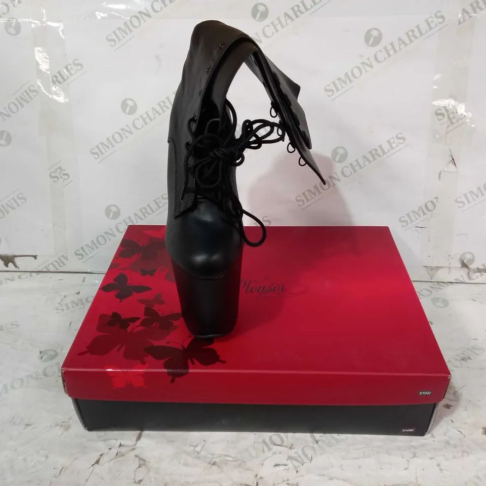 BOXED PAIR OF PLEASER HIGH PLATFORM HEELED BOOTS IN BLACK UK SIZE 6