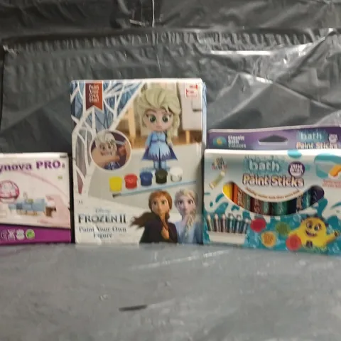 BOX OF APPROXIMATELY 20 ASSORTED TOYS AND GAMES TO INCLUDE FLYNOVA PRO FLYING SPINNER, FROZEN II PAINT YOUR OWN FIGURE, ETC - COLLECTION ONLY