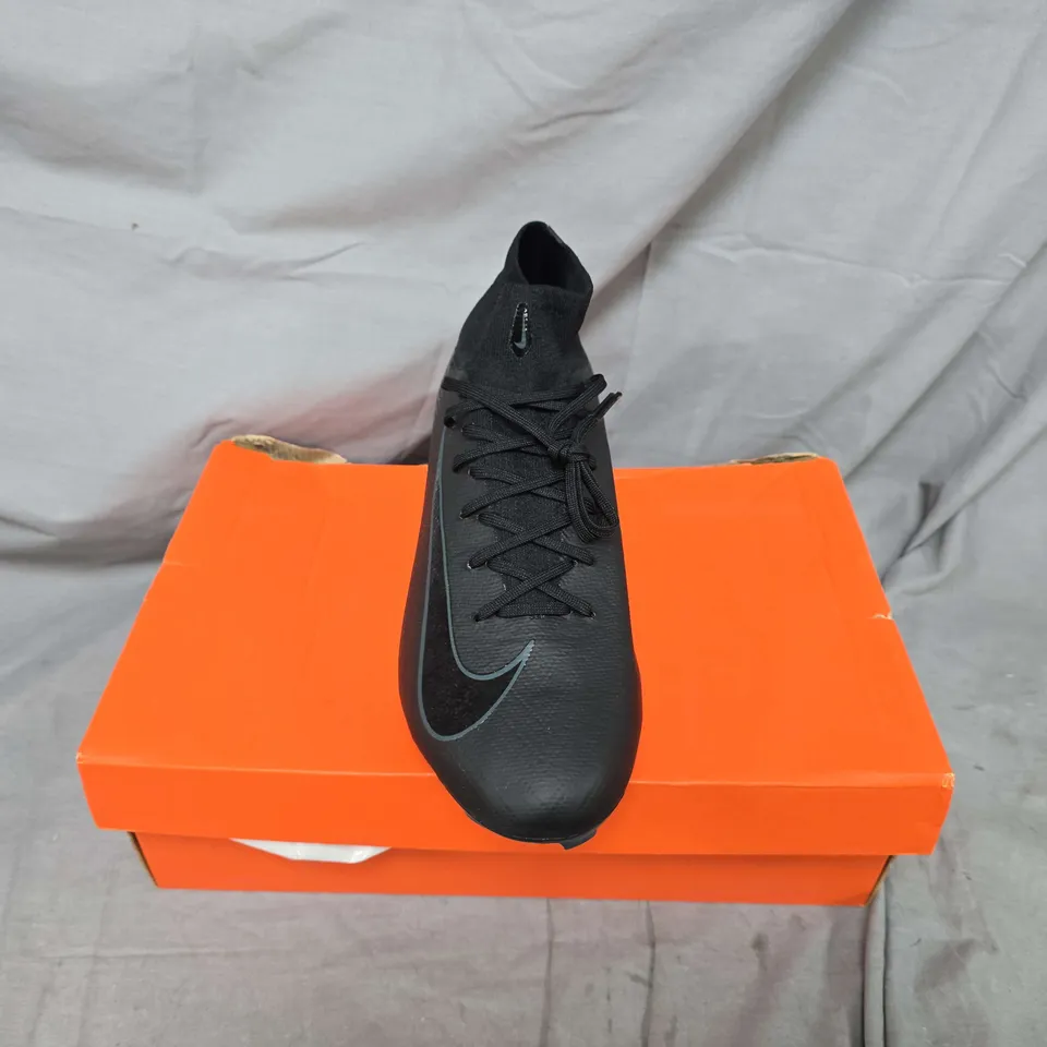 BOXED PAIR OF NIKE MERCURIALS PRO IN BLACK - UK 9.5