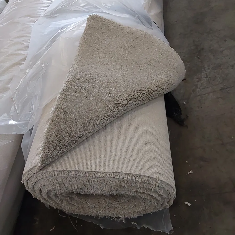 ROLL OF QUALITY ULTIMATE IMPRESSIONS PRECIOUS CARPET // SIZE: APPROXIMATELY 5 X 6.1m