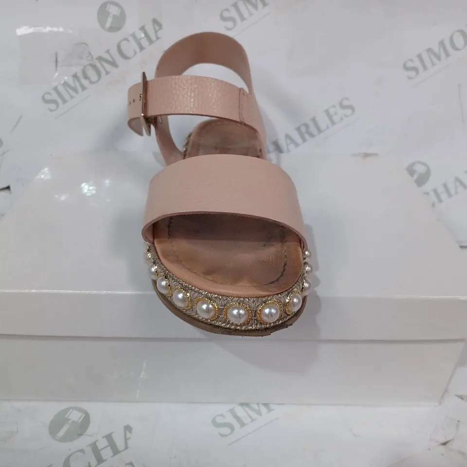 BOXED PAIR OF RUSSEL & BROMLEY OPEN TOE SANDALS IN BLUSH COLOUR W PEAR EFFECT EU SIZE 37
