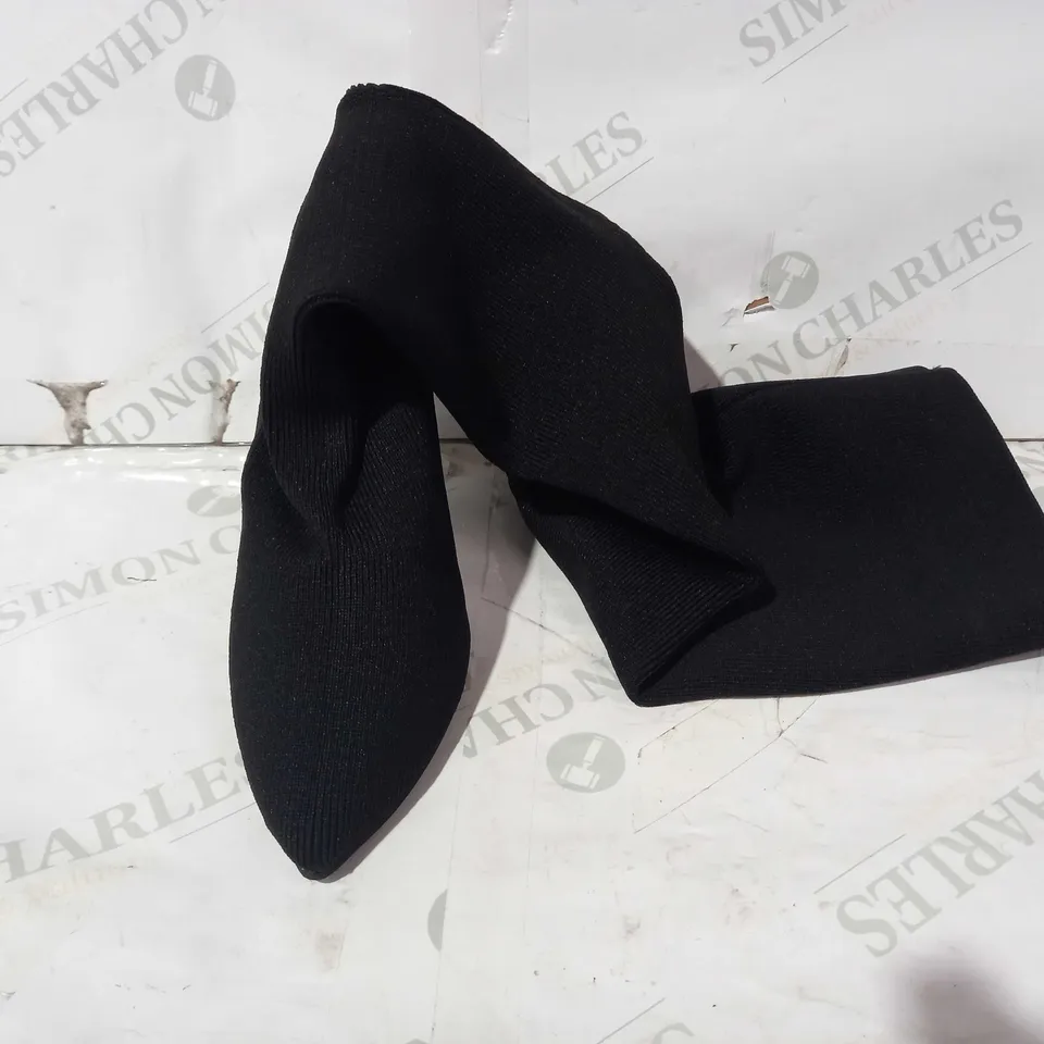 BOXED PAIR OF DESIGNER THIGH HIGH HEELS IN BLACK EU SIZE 36