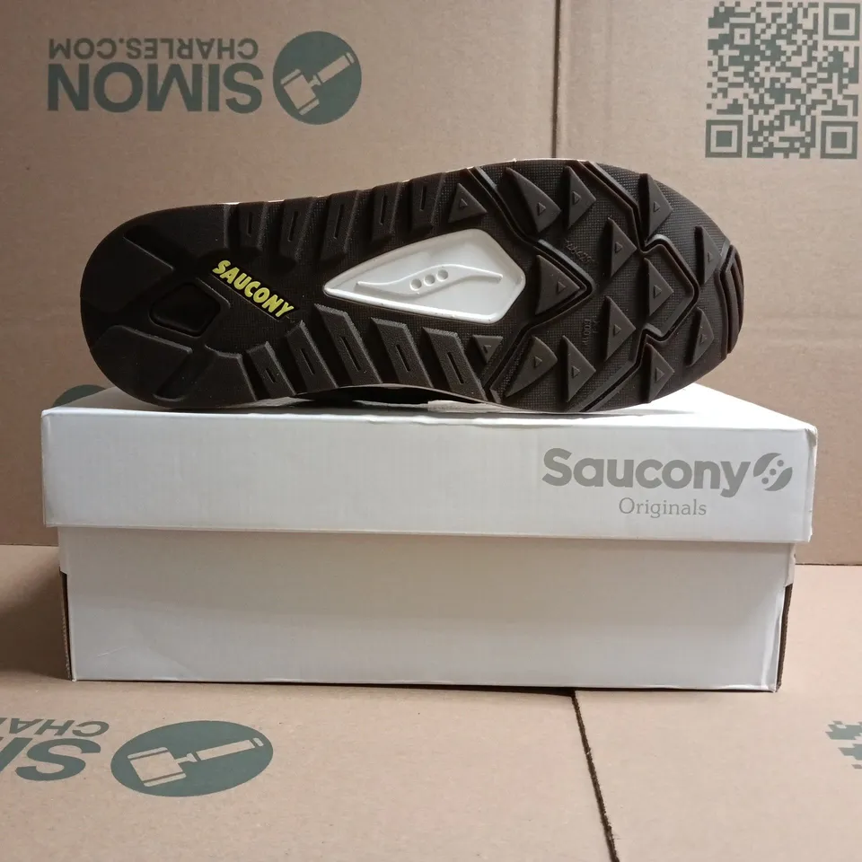 BOXED PAIR OF SAUCONY TRAINERS IN WHITE/MOSS/LIME SIZE UK 8