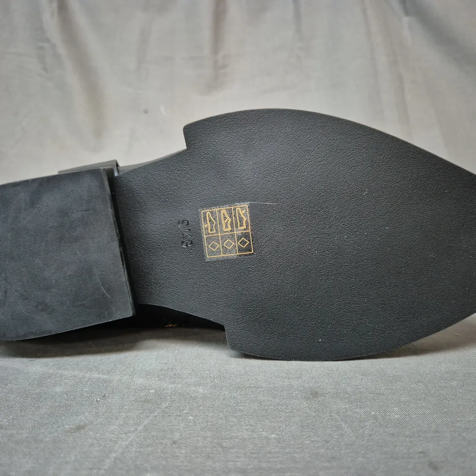 BOXED PAIR OF KOI SOULRENDER MEN'S HARDWARE COWBOY BOOTS IN BLACK/ANTIQUE BRONZE UK SIZE 9