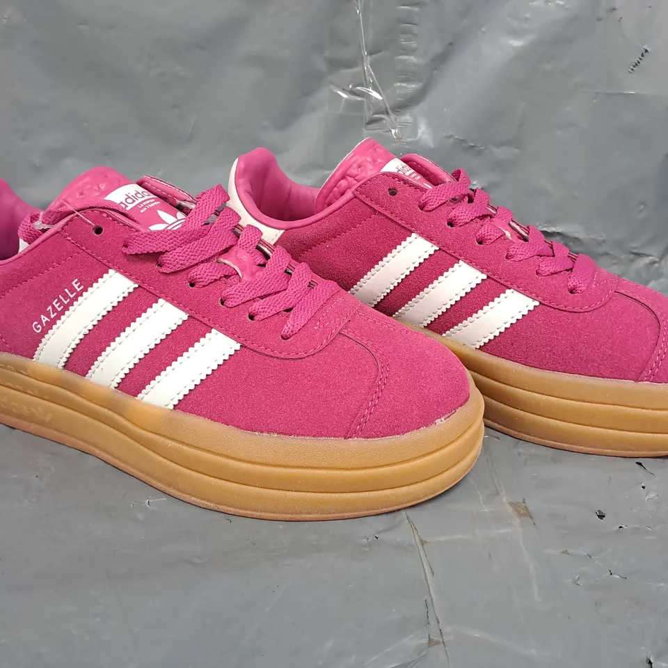 BOXED PAIR OF ADIDAS WOMEN'S GAZELLE SHOES IN PINK/WHITE SIZE UK 6