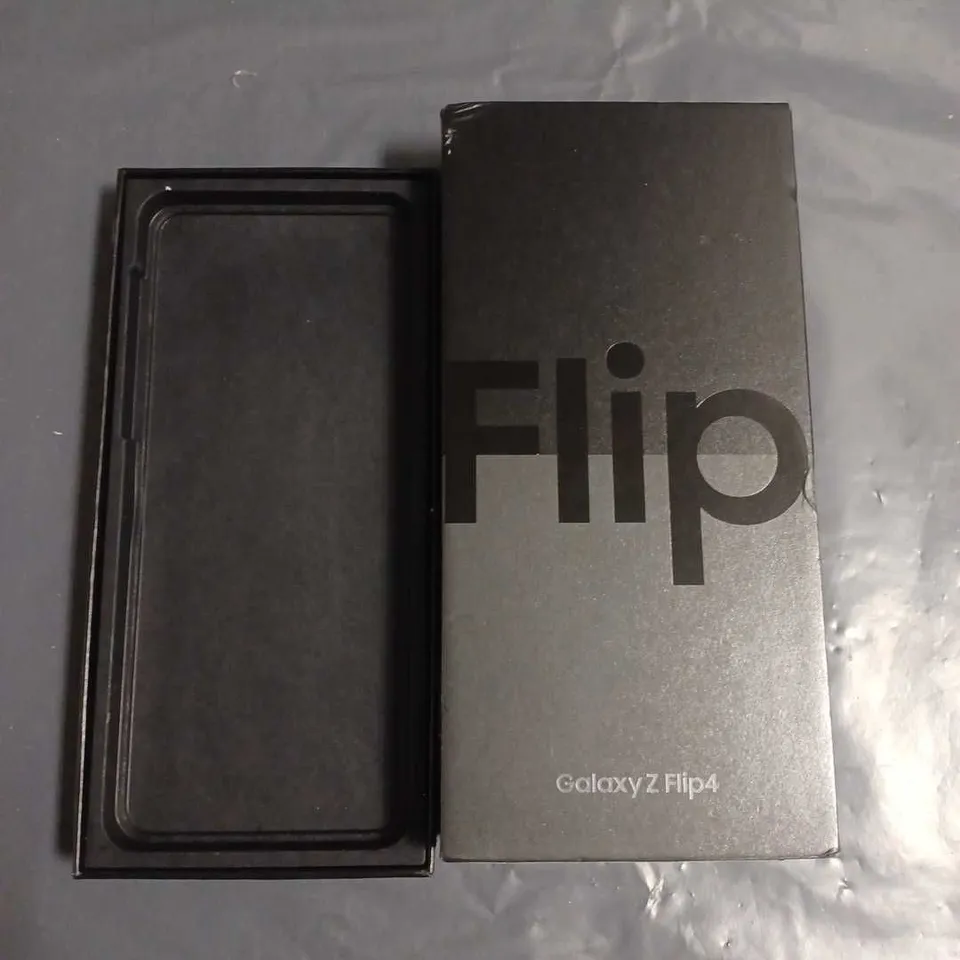 BOXED SAMSUNG GALAXY Z FLIP4 8GB 256GB IN GRAPHITE - SM-F721B