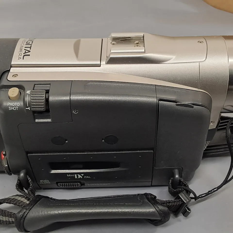 PANASONIC DIGITAL VIDEO CAMERA - NV-DS150