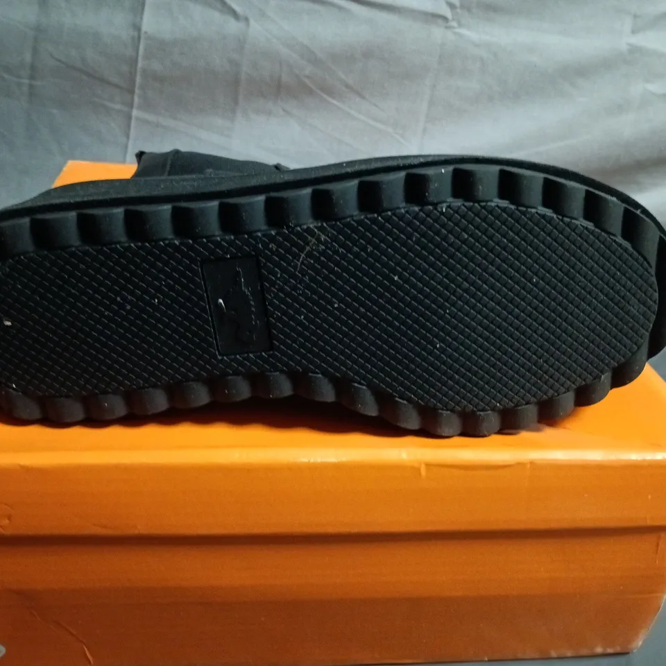 BOXED PAIR OF ROCKET DOG BLACK LEATHER CHELSEA BOOTS WITH PLATFORM SOLE – WOMEN'S - UK SIZE 3