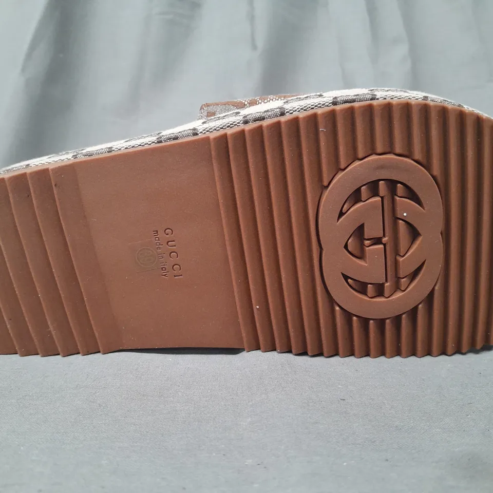 PAIR OF GUCCI MONOGRAM MAXI GG PLATFORM SLIDERS IN CAMEL EU SIZE 39
