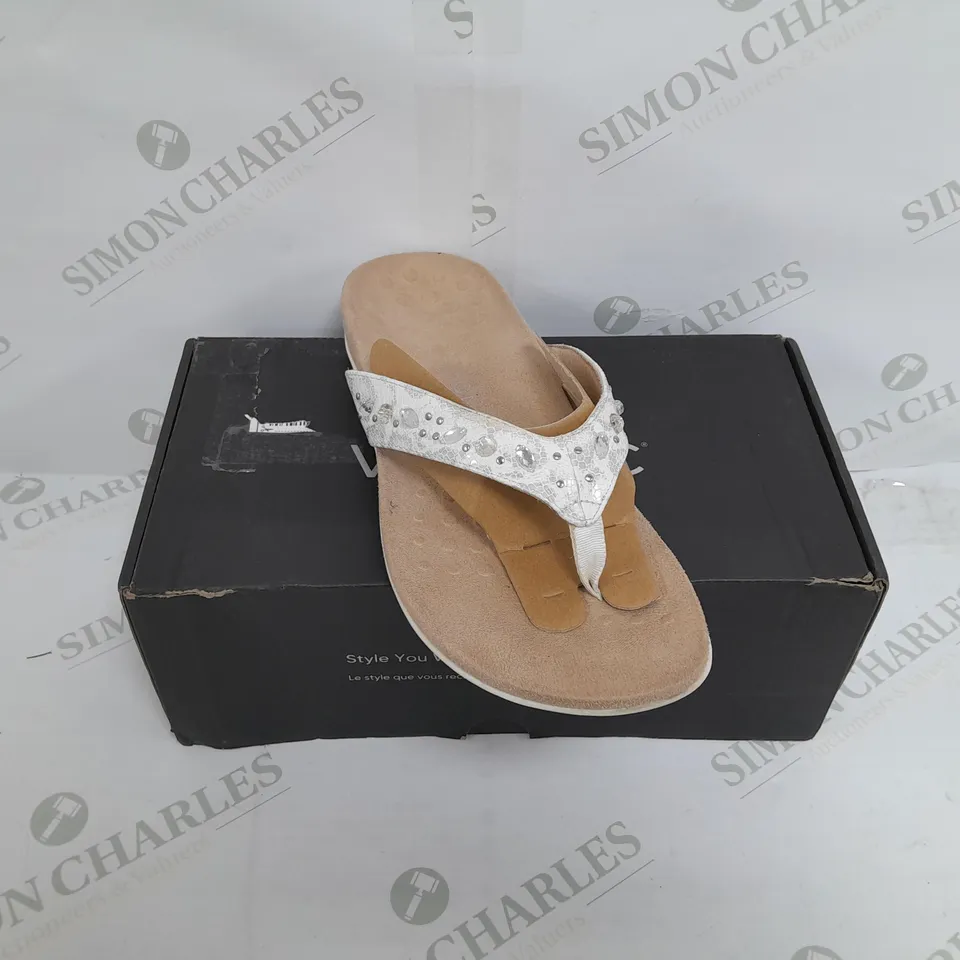 BOXED PAIR OF LUCIA SANDALS IN WHITE SIZE 7