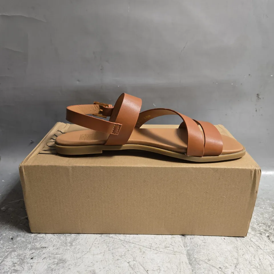 BOXED WHERES THAT FROM OPEN TOAD SANDALS SIZE UNSPECIFIED 