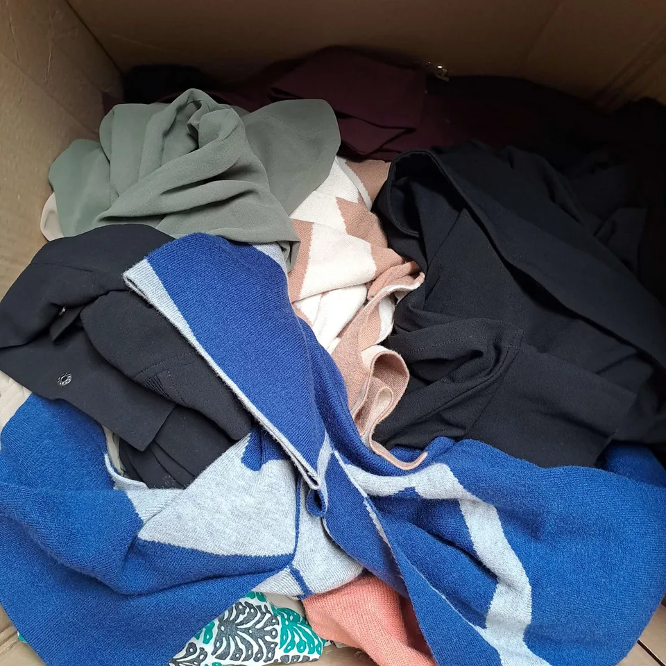 BOX OF APPROX 20 ASSORTED CLOTHING ITEMS TO INCLUDE - JUMPSUITS, TOPS, JUMPERS ETC