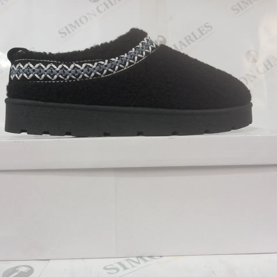 BOXED PAIR OF DESIGNER SLIP-ON COSY MULES IN BLACK UK SIZE 4