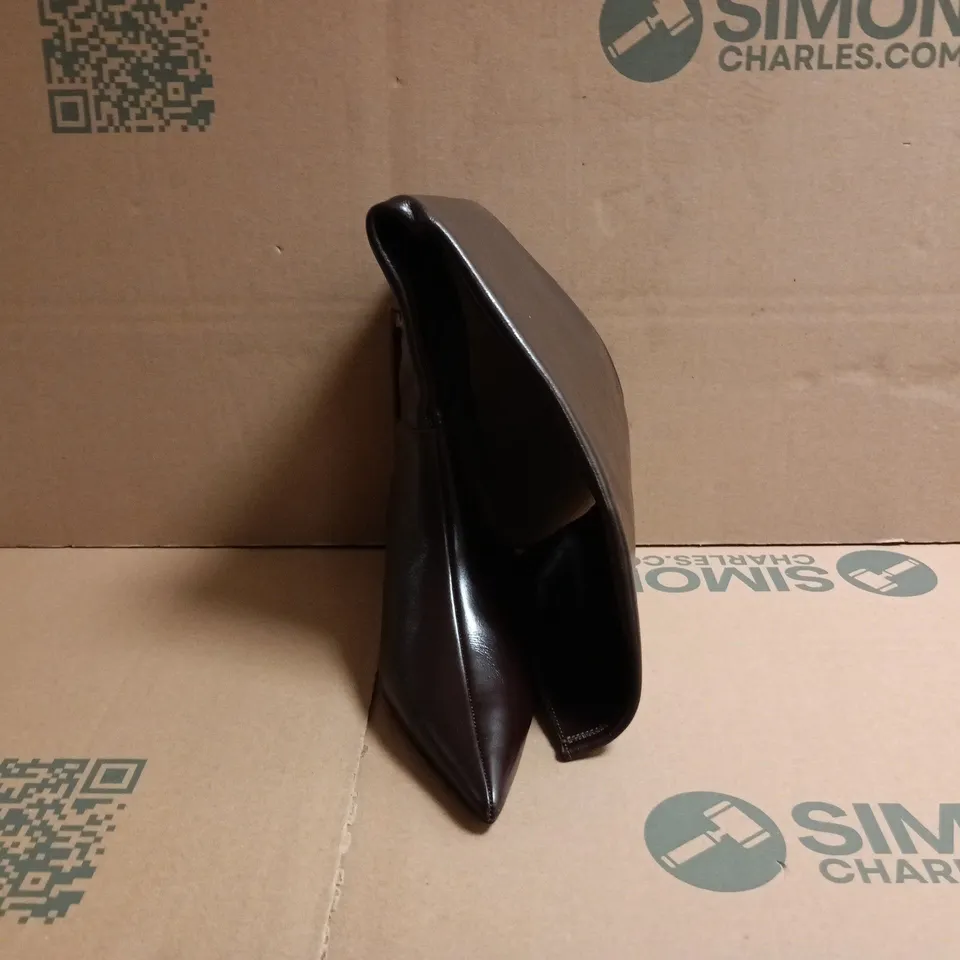 PAIR OF NA-KD POINTED TOE MID STILETTO HEEL KNEE-HIGH BOOTS IN CHOCOLATE SIZE UK 5