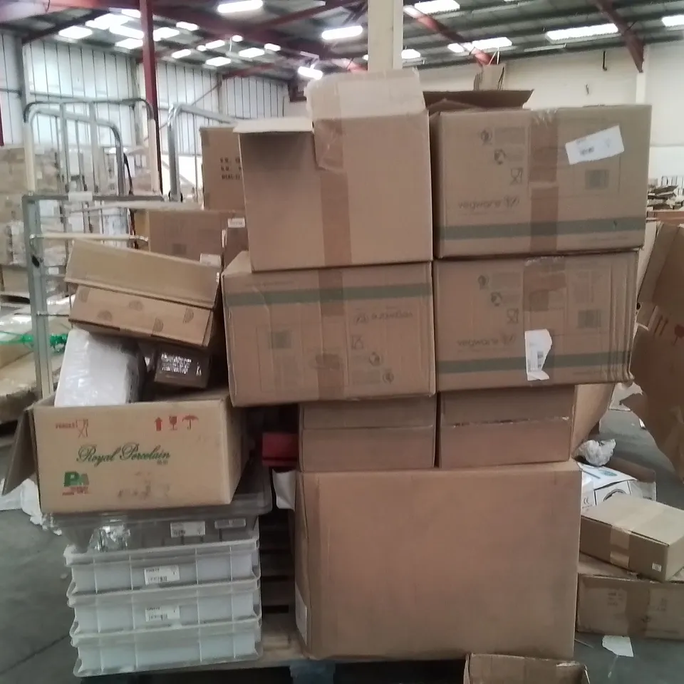 PALLET OF CATERING SUPPLIES TO INCLUDE;GLASSES,PLASTIC CUP LIDS,SPOONS,TRAYS,SUGAR BOWLS,PAPER CUPS 