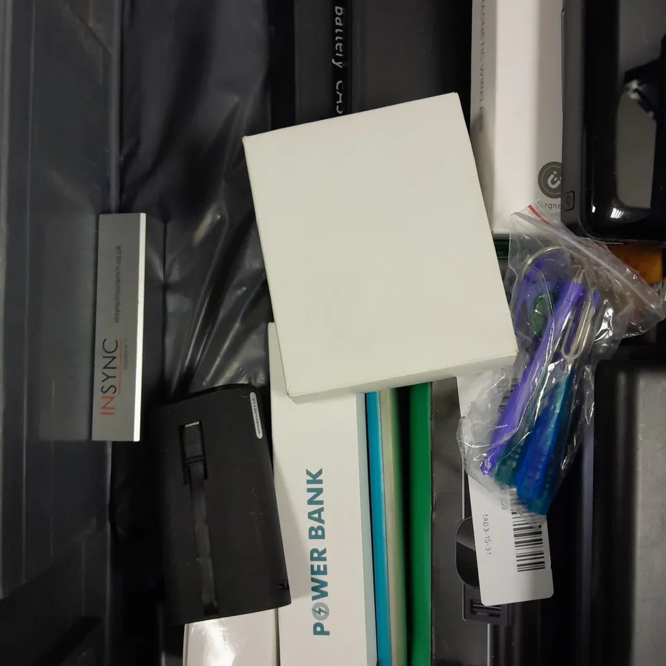 APPROXIMATELY 20 ASSORTED ELECTRICAL PRODUCTS TO INCLUDE POWERBANKS, LOGITECH HD WEBCAM, CHARGING CABLE ETC 