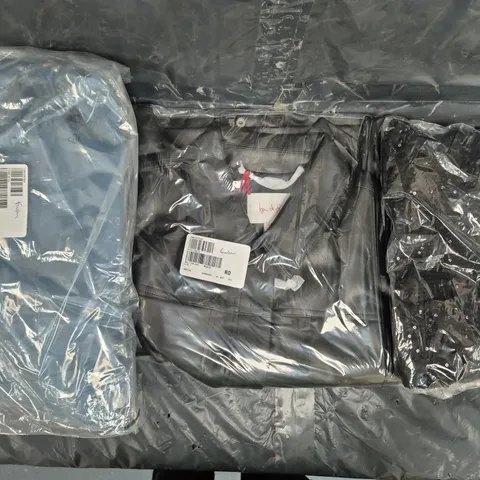 BOX OF APPROXIMATELY 15 ASSORTED CLOTHING AND FASHION ITEMS IN VARIOUS STYLES, SIZES, AND COLOURS - COLLECTION ONLY