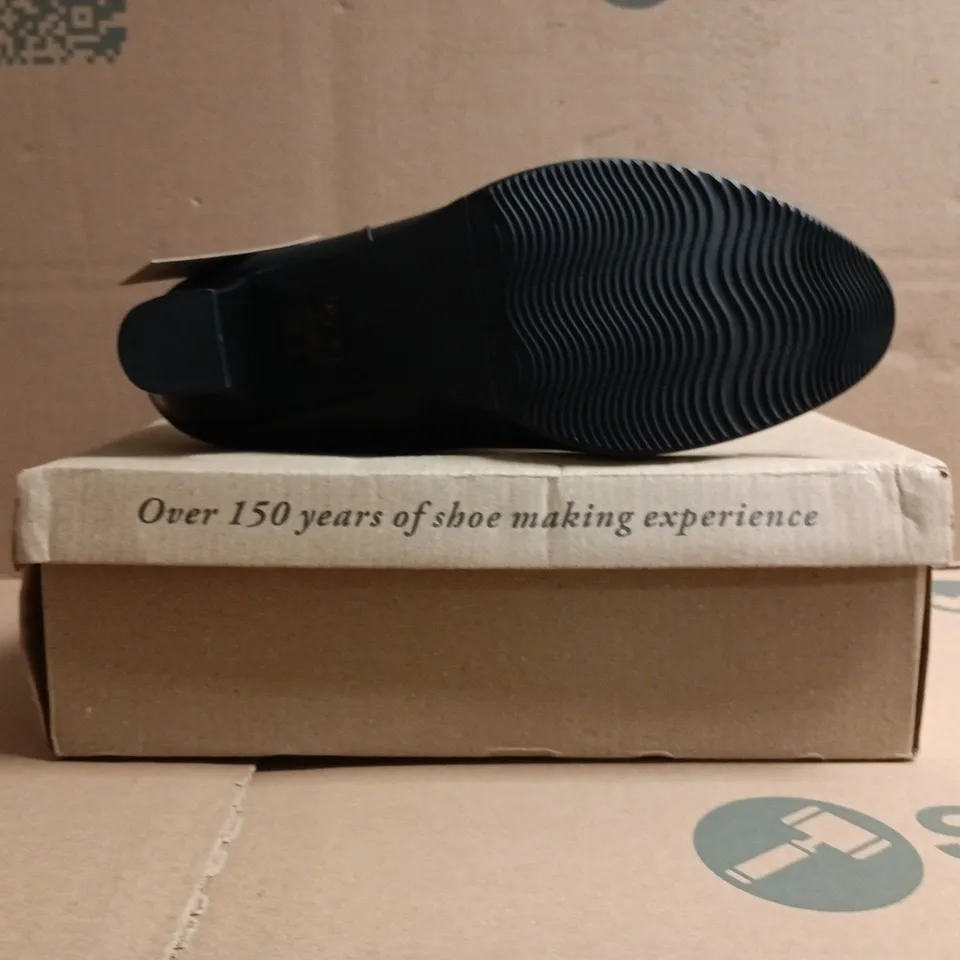 BOXED PAIR OF CUSHION-WALK MID BLOCK HEEL ANKLE BOOTS IN BLACK SIZE 7
