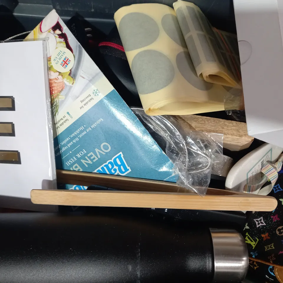 LOT OF APPROXIMATELY 10 ASSORTED HOUSEHOLD ITEMS TO INCLUDE JOHN LEWIS BOTTLE STOPPER, JOHN LEWIS COCKTAIL STRAINER, ETC