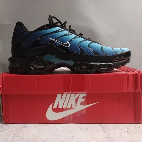 BOXED PAIR OF NIKE AIR MAX PLUS SHOES IN BLACK/BLUE SIZE UK 10