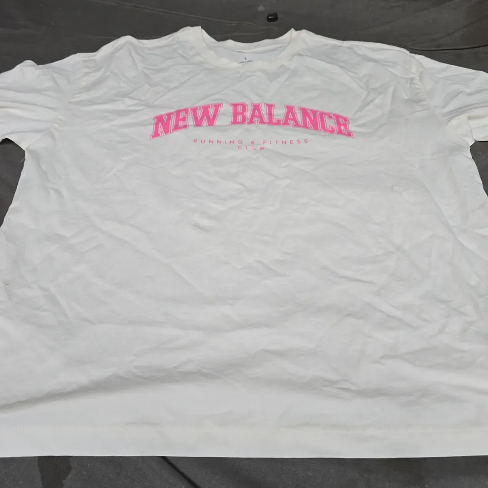 NEW BALANCE LOGO T-SHIRT, WHITE/PINK - UK SIZE L