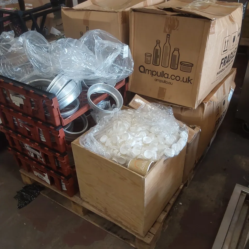 PALLET OF ASSORTED CATERING ITEMS TO INCLUDE; TOTES, PLASTIC CONDIMENT BOTTLES AND LIDS ETC