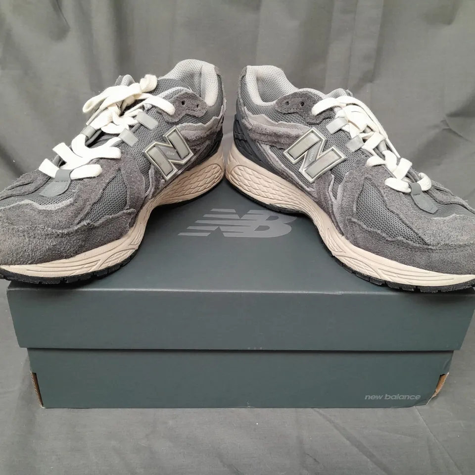 BOXED PAIR OF  NEW BALANCE TRAINERS IN GREY UK SIZE 10