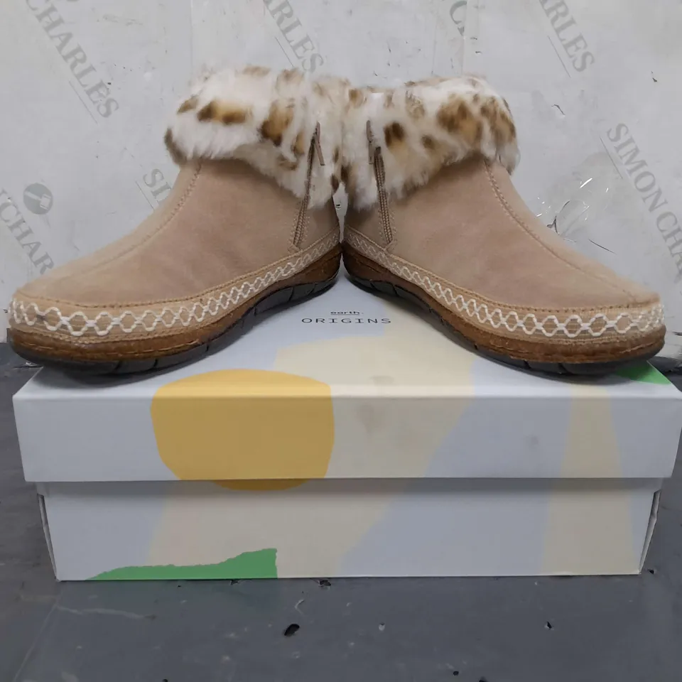 BOXED PAIR OF EARTH ORIGINALS EMMALYN BOOTIES IN BEIGE SIZE 6