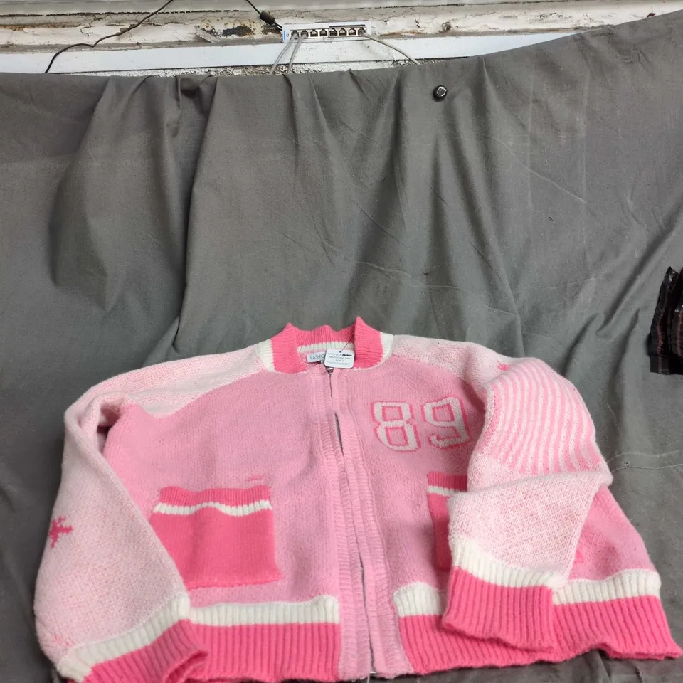 BOX OF APPROXIMATELY 25 ASSORTED CLOTHING ITEMS INCLUDING BROWN FUR IINED COAT , ANCHOR EMBLEM CAP AND FASHION NOVA CARDIGAN