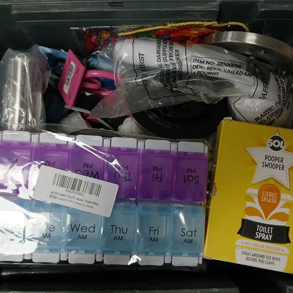 APPROXIMATELY 15 ASSORTED HOUSEHOLD ITEMS TO INCLUDE WOODEN CUTLERY, PILL CASE, SOLAR LIGHT, ETC