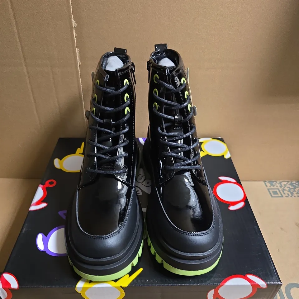 BOXED PAIR OF KOI TUBBYTRONIC KIDZ DIPSY HEAD BOOTS - UK SIZE 3
