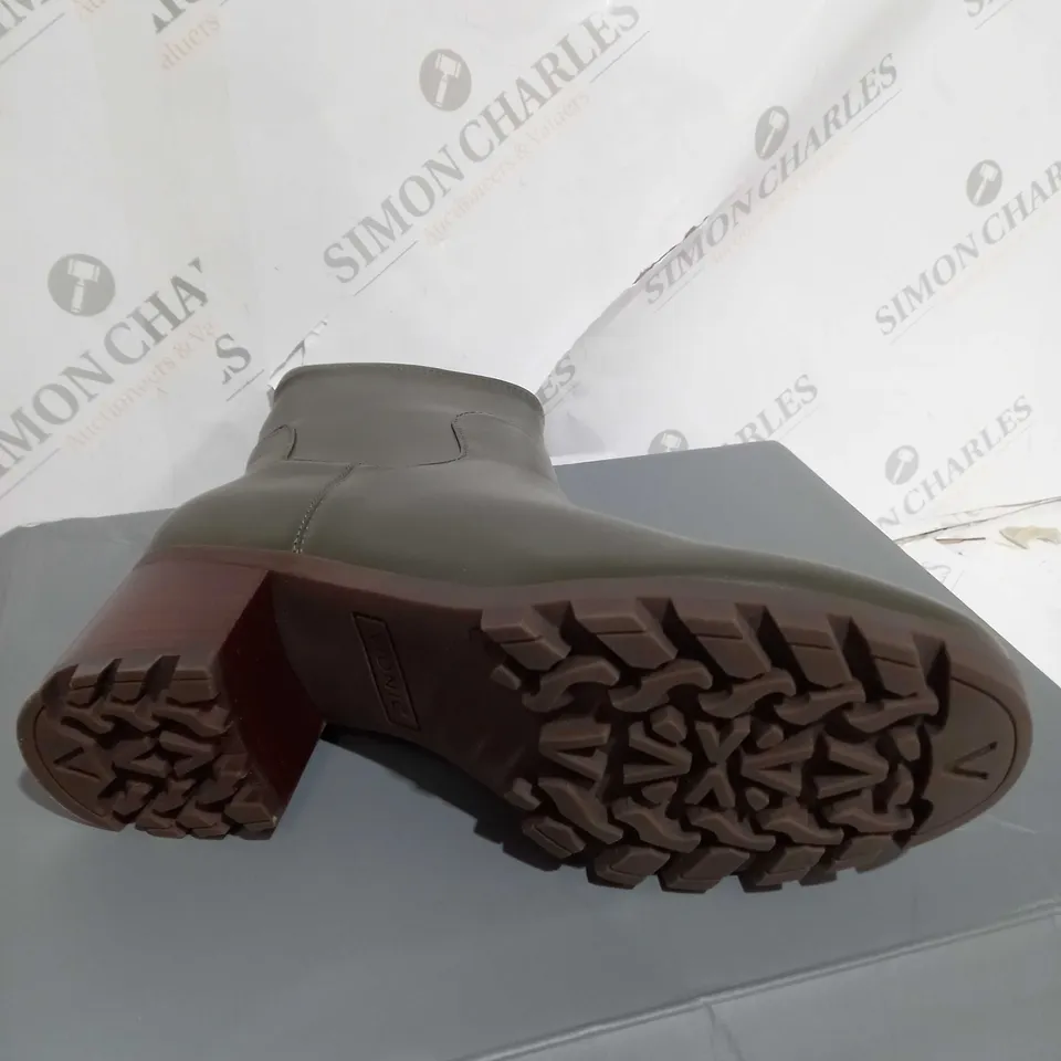 BOXED VIONIC OLIVE HEELED BOOT - UK SIZE 5.5