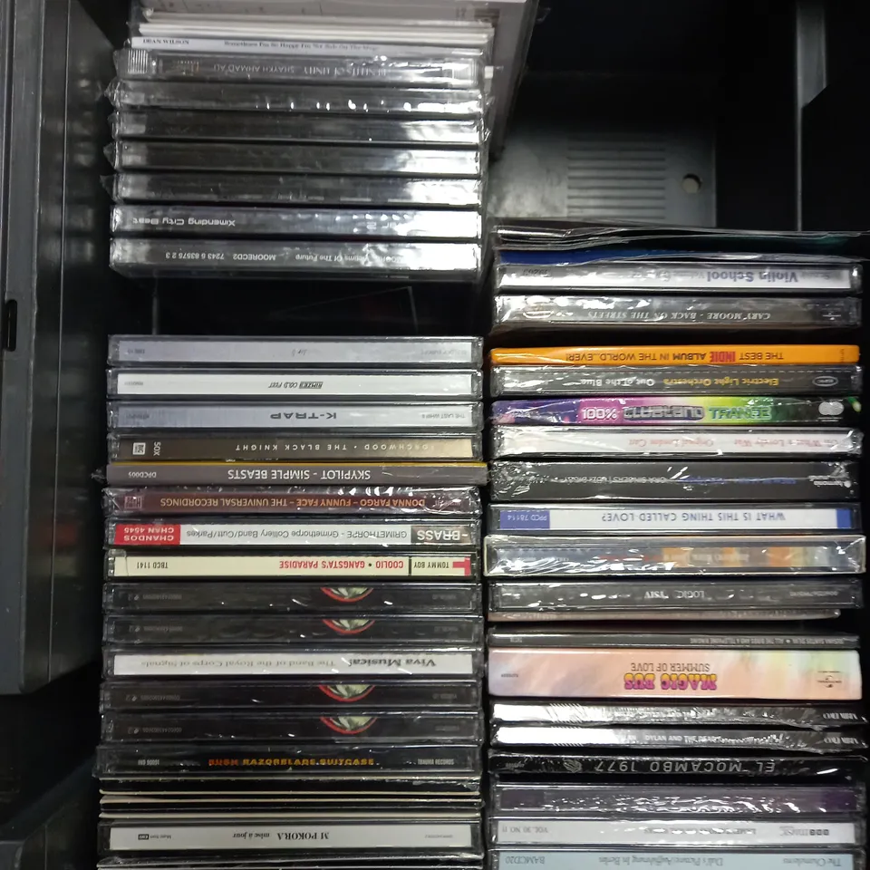 BOX OF APPROXIMATELY 50 ASSORTED CD'S & TAPES TO INCLUDE MINISTRY OF SOUND ANNUAL, EMINEM, ARCTIC MONKEYS ETC 
