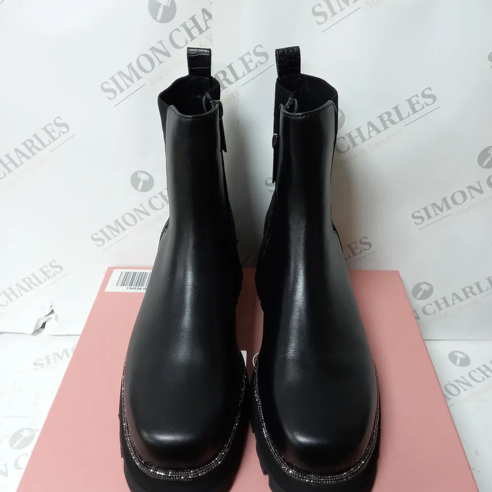 BOXED MODA IN PELLE GERRI LEATHER EMBELLISHED SQUARE TO CHELSEA BOOT - SIZE 7