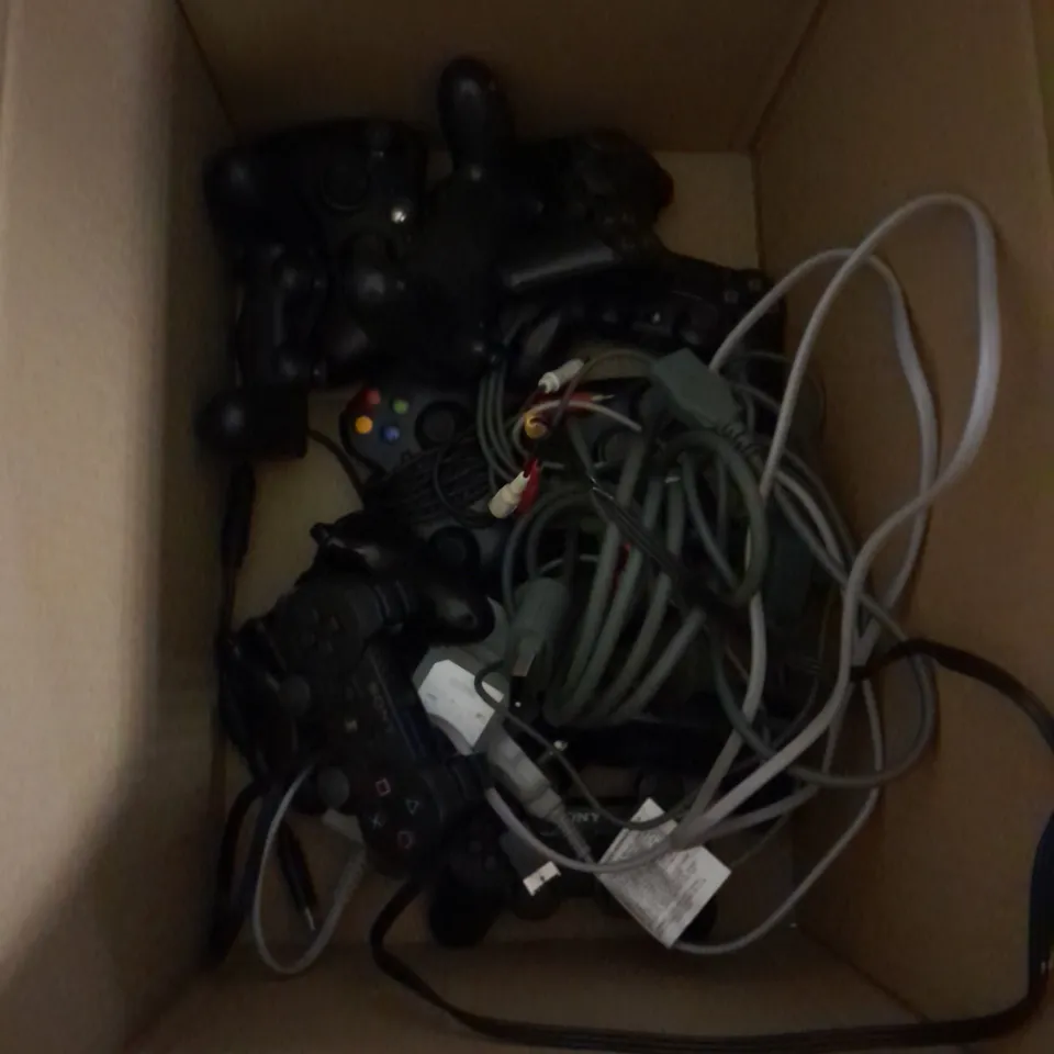 BOX OF APPROX 15 ASSORTED GAME CONSOLE CONTROLLERS AND POWER ADAPTERS TO INCLUDE WII U, XBOX AND PLAYSTATION ETC