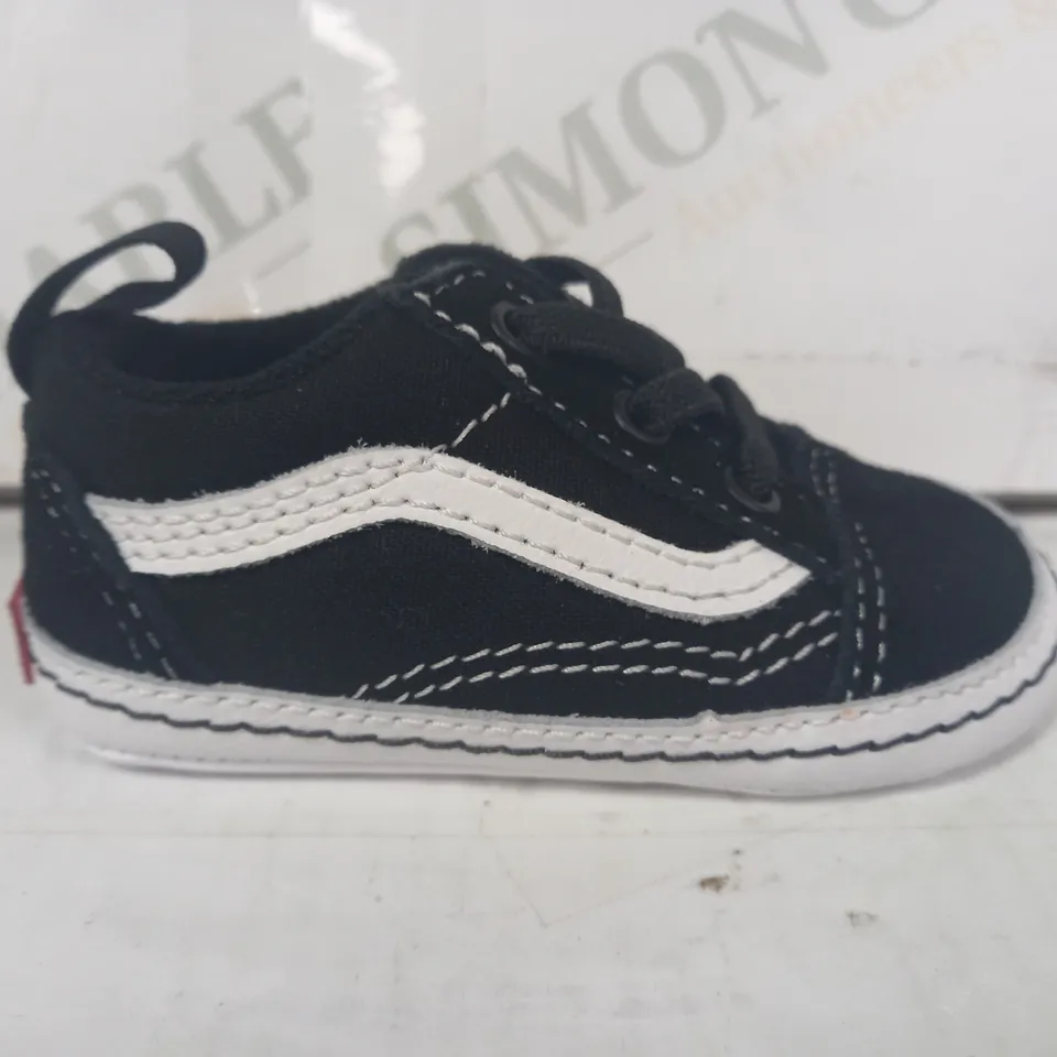BOXED PAIR OF VANS OLD SKOOL CRIP BABY/TODDLER SHOES IN BLACK/WHITE UK SIZE 2.5