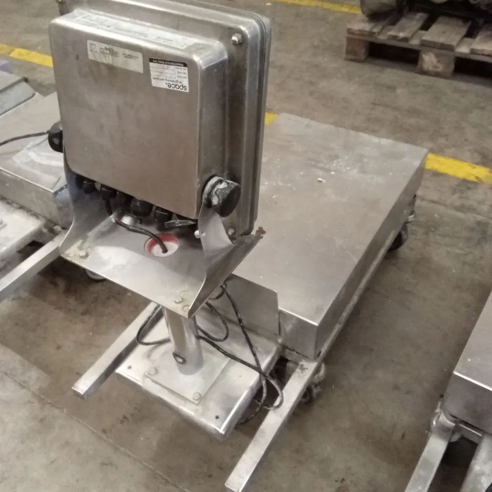 AVERY WEIGH-TRONIX E1110 SCALE