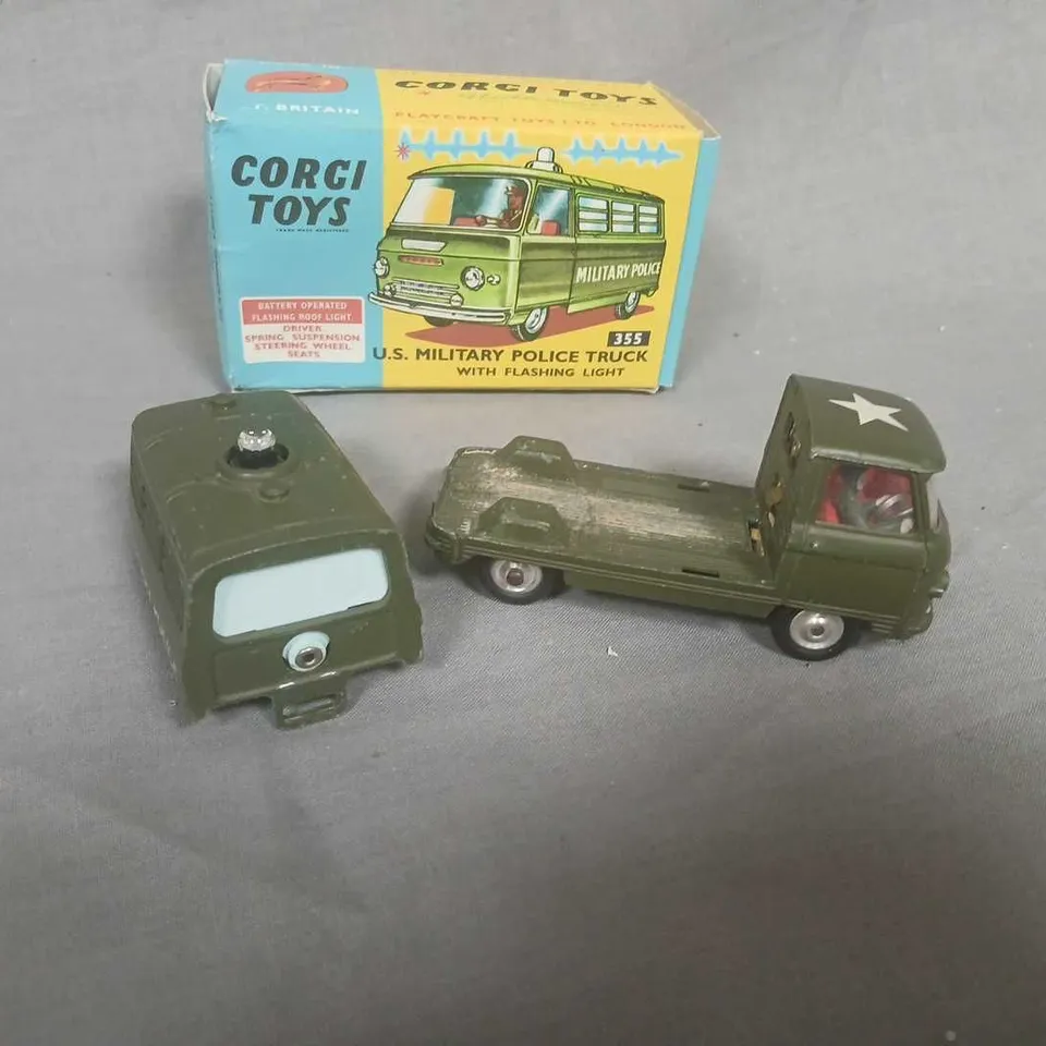 CORGI TOYS 355 U.S. MILITARY POLICE TRUCK WITH FLASHING LIGHT – GREEN, BOXED