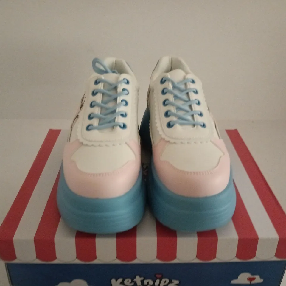 BOXED PAIR OF BOXED KETNIPZ X KOI BEAN SAYS HI CHUNKY TRAINERS - BLUE - SIZE 9